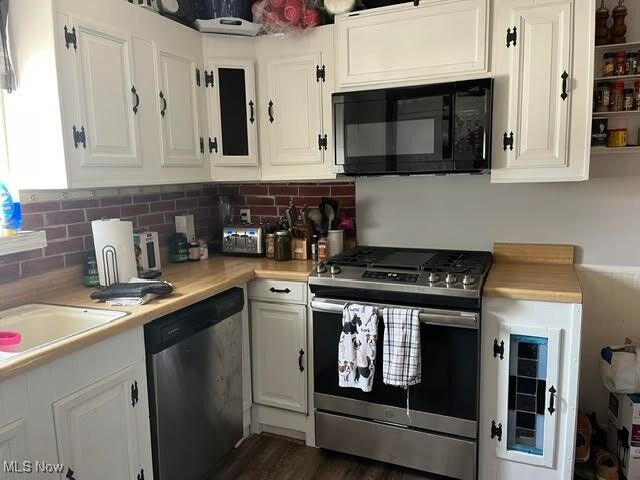 Property Photo: 14730 Orchard Park Avenue OH 44111