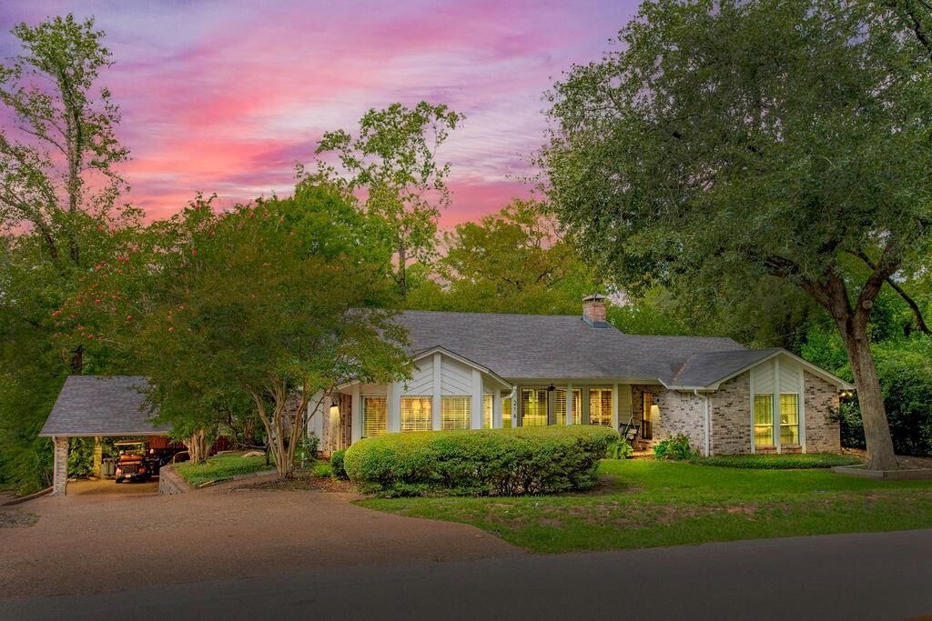 Property Photo: 214 E Hideaway Lane TX 75771
