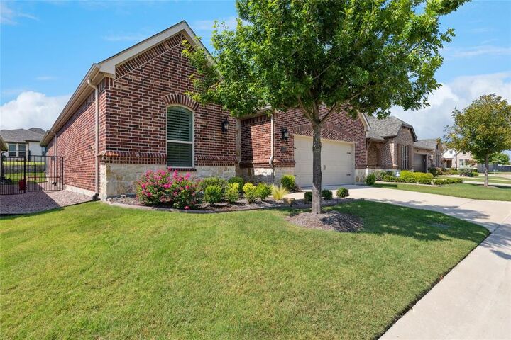 Property Photo: 2104 Ladera Way 2104 TX 76063