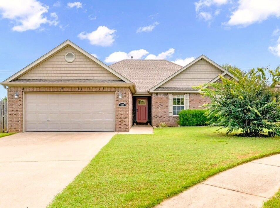 Property Photo: 1568 N Oakhaven Place AR 72704