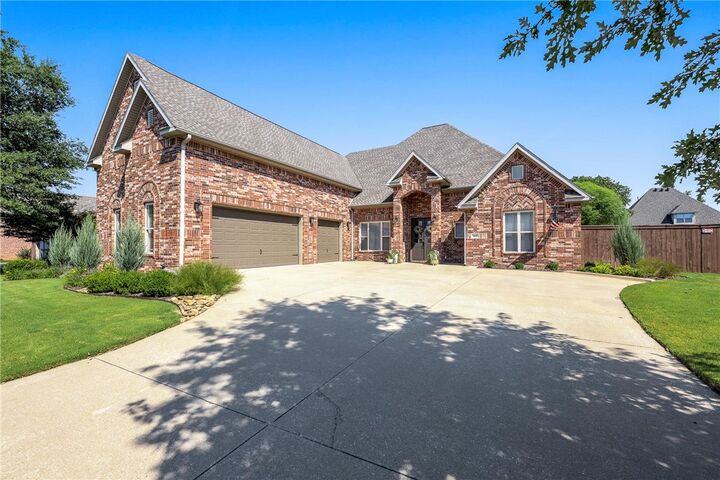 Property Photo:  800 SW Thorncroft Avenue  AR 72713