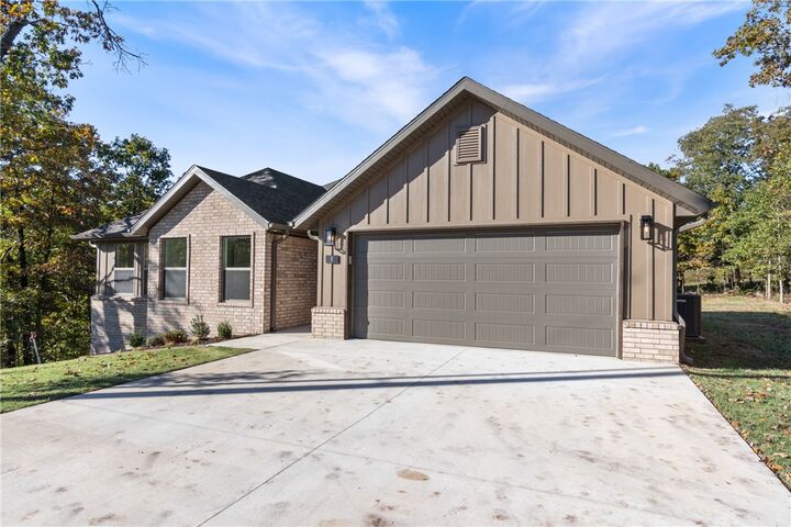 Property Photo:  8 Topcliffe Lane  AR 72715 