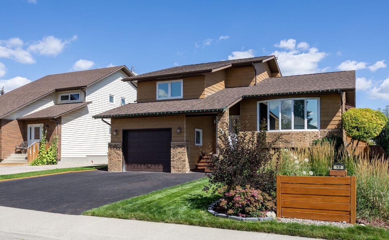Property Photo: 32 Rideau Close SW AB T4B 1A6
