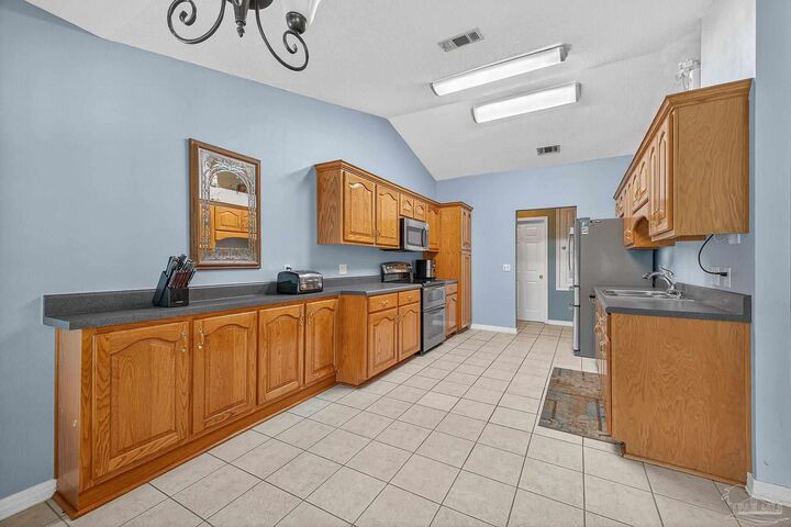 Property Photo: 7041 Woodside Rd FL 32526
