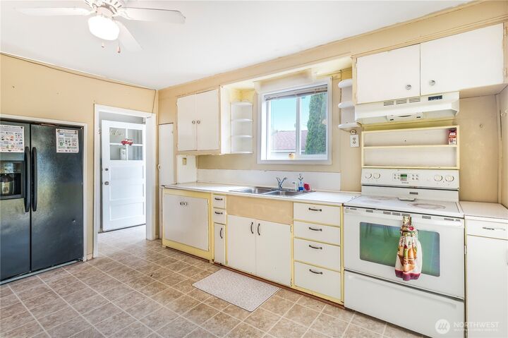 Property Photo: 710 W North St WA 98225