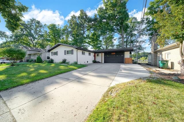Property Photo:  2811 Woodview Drive  MI 48911 
