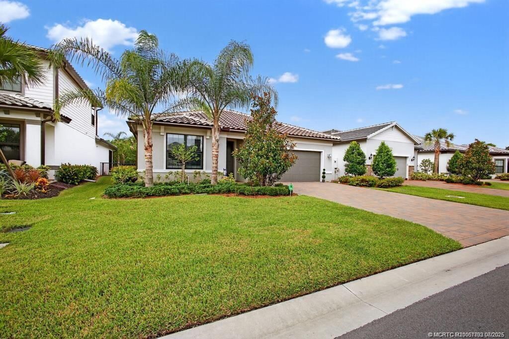 Property Photo: 516 SE Villandry Way FL 34984