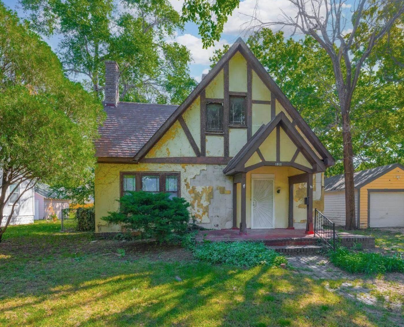 Property Photo:  1912 N Park Pl  KS 67203-2544 