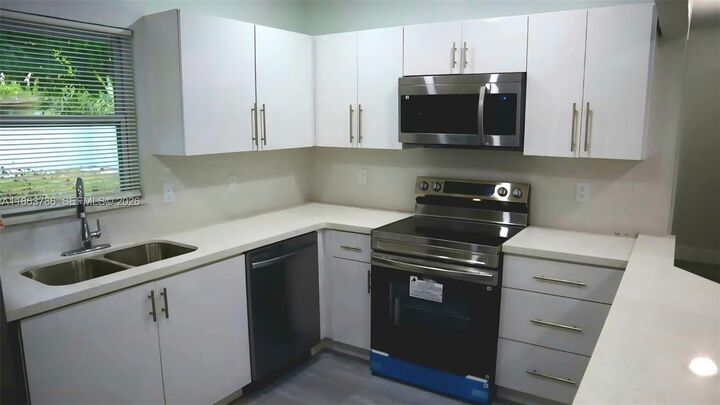 Property Photo:  2503 NW 9th St  FL 33311 