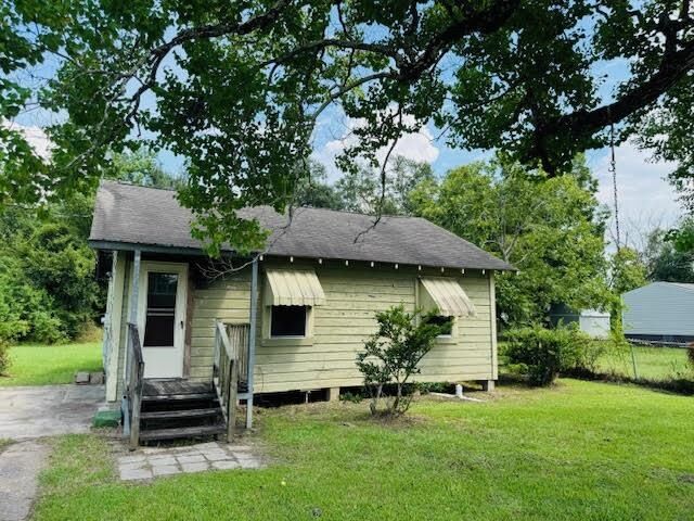 Property Photo: 811 Flint St TX 77630