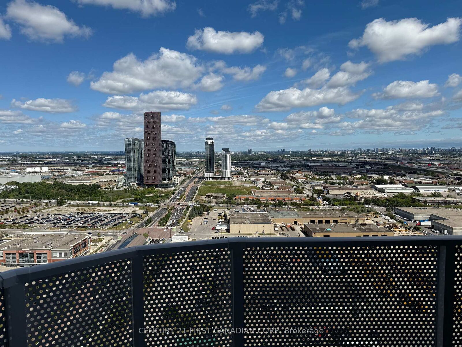 Property Photo:  28 Interchange Way N D-3705  ON L4K 0P8 