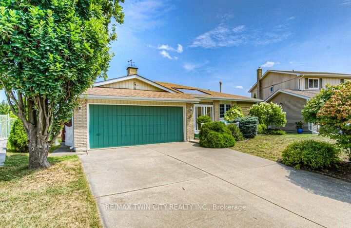 Property Photo:  38 Charnwood Court  ON N2N 1L3 