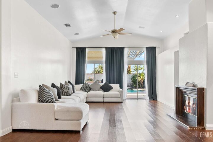Property Photo: 10214 Crandon Park Drive CA 93312