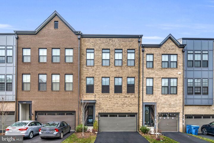 Property Photo:  23035 Sullivans Cove Square  VA 20148 