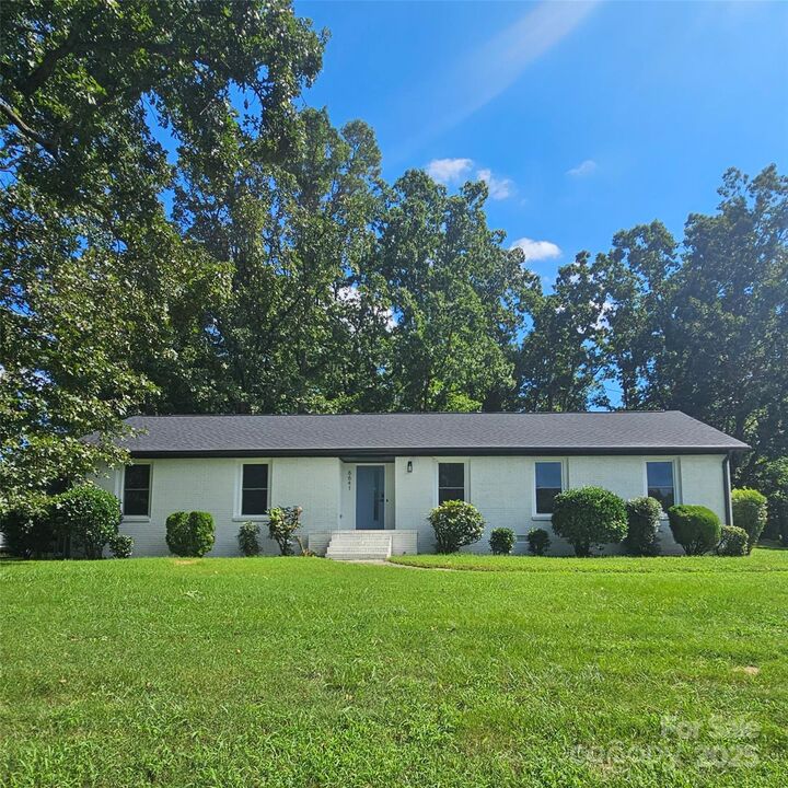 6641 Pawnee Drive  Charlotte NC 28214 photo