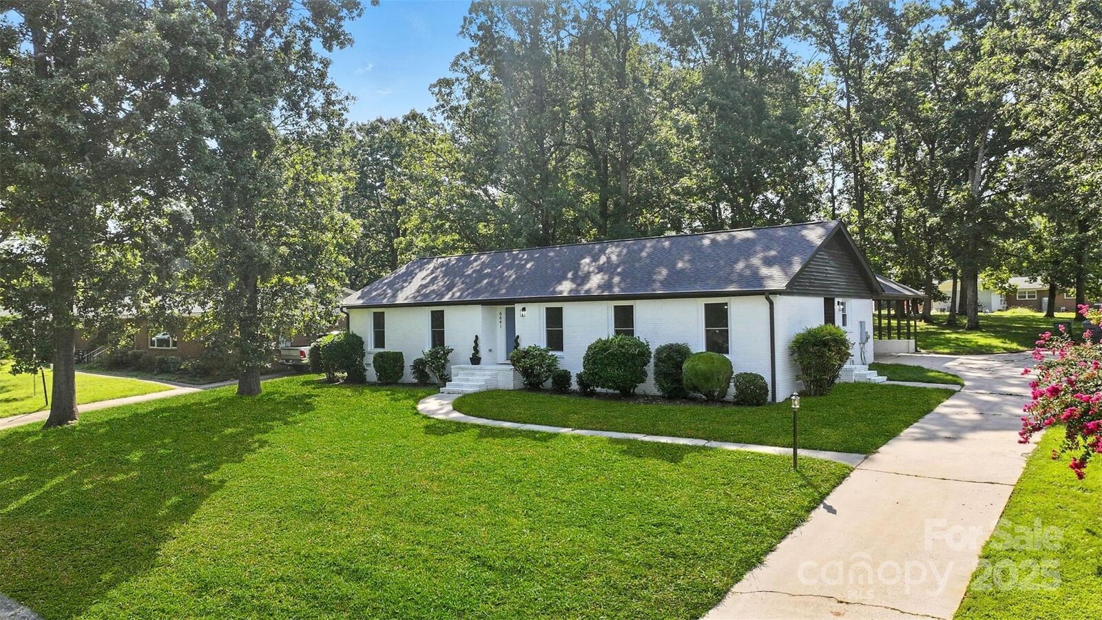 Property Photo: 6641 Pawnee Drive NC 28214