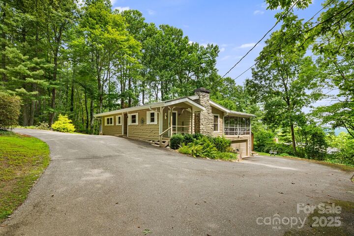 Property Photo:  20 Ridgeview Road  NC 28777 