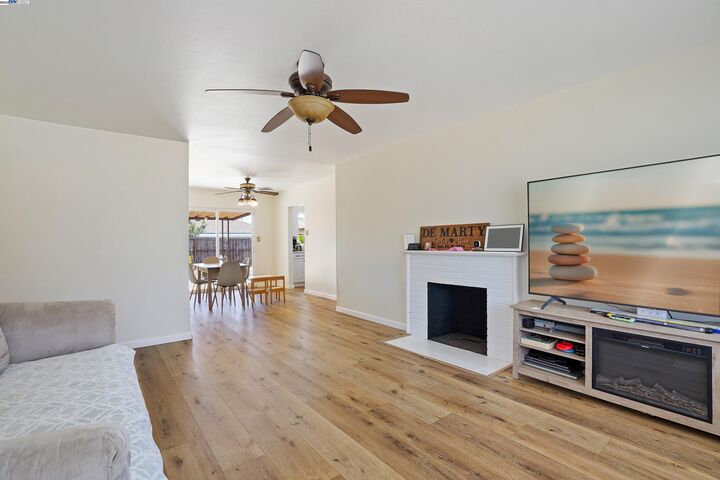 Property Photo: 157 Newton St CA 94544
