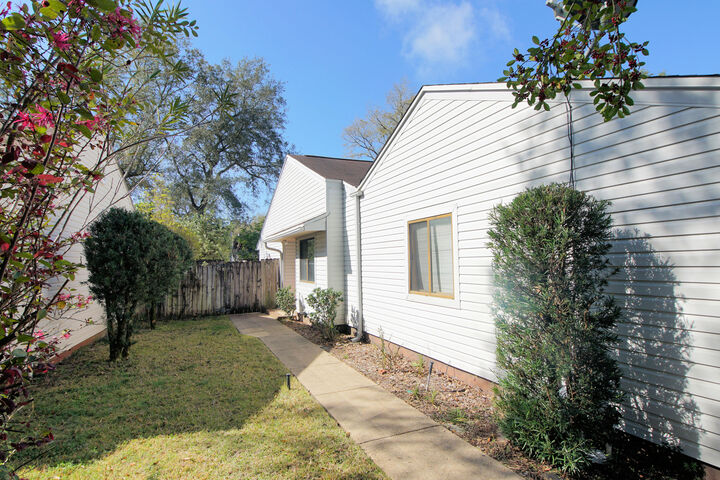 Property Photo: 1019 Alderwood Way FL 32578