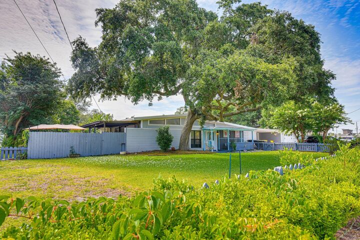 Property Photo: 111 SW Cedar Avenue FL 32548