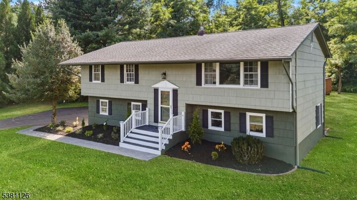 18 Oxford Cir  Montgomery Twp. NJ 08558 photo