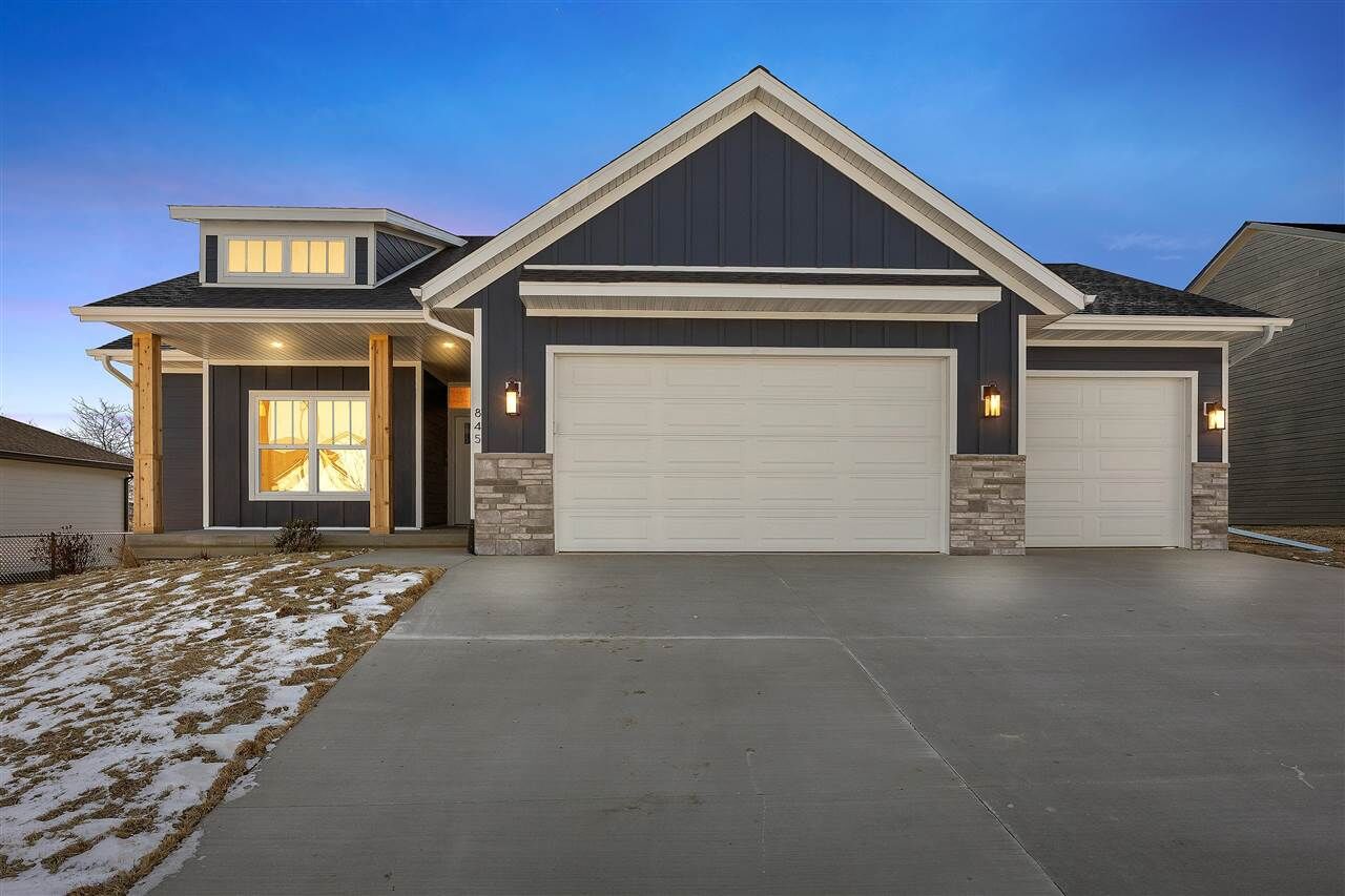 Property Photo:  845 Yorkshire St  IA 52317 