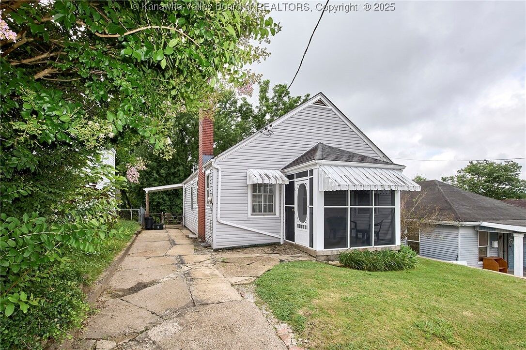 Property Photo: 880 Anaconda Avenue WV 25302