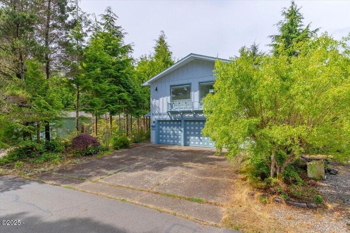 Property Photo: 90 Seagrove Loop OR 97367