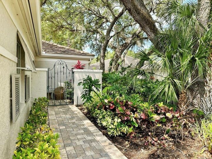 Property Photo: 4005 Oakley Greene 19 FL 34235