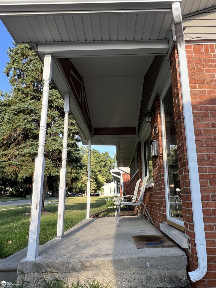 Property Photo: 32025 Birchwood St Street MI 48186