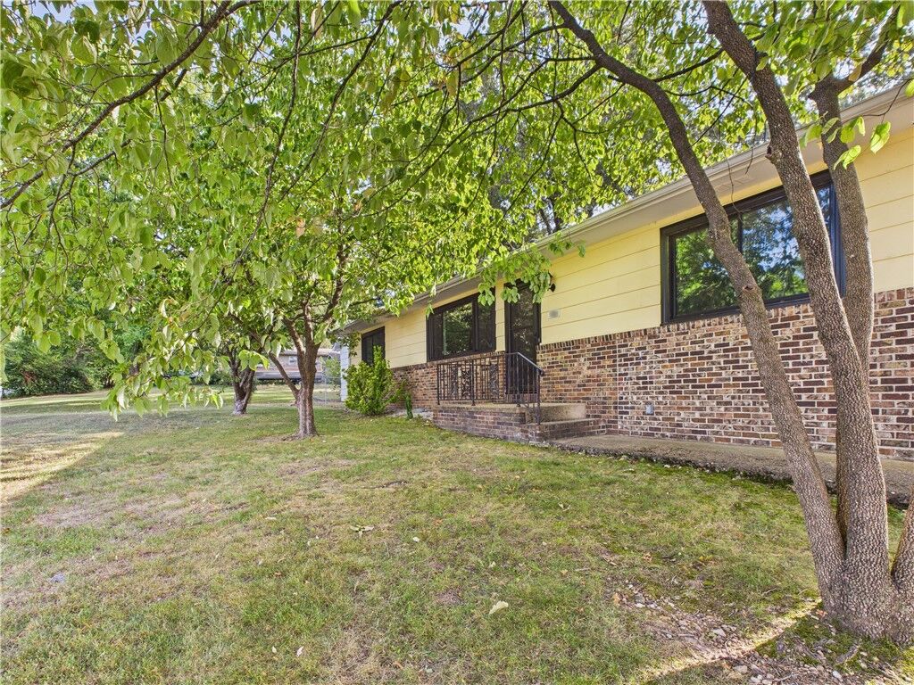 Property Photo: 213 Glenview Street AR 72601