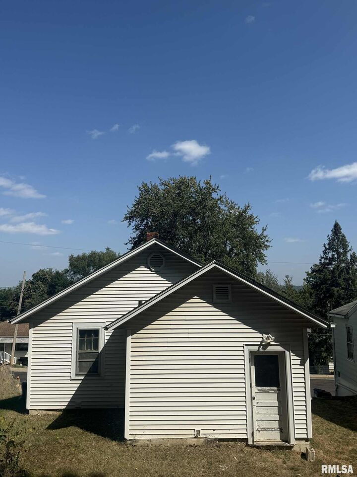 Property Photo:  323 Buena Vista Street  IL 61607