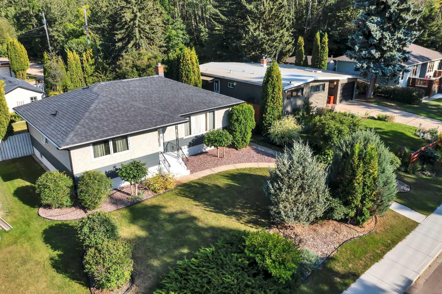 Property Photo: 5129 44 Avenue AB T4N 3H9
