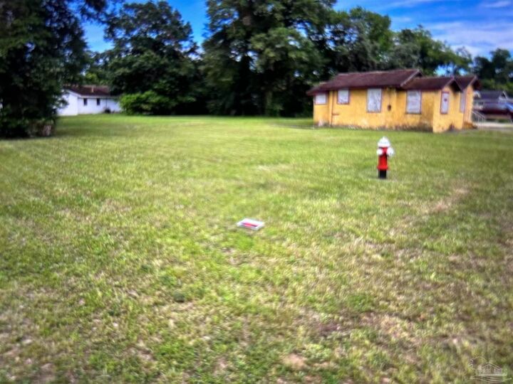 Property Photo: 3026 N Roosevelt St FL 32503