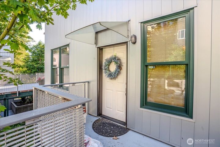 Property Photo: 2920 Eastlake Avenue E 403 WA 98102