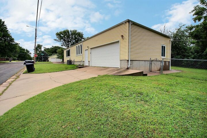 Property Photo:  2201 S Crestway St  KS 67218 