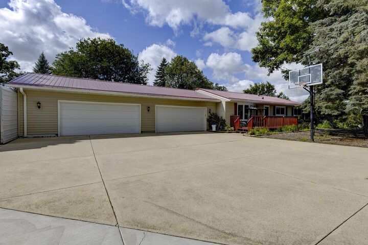 2765 Oak Knoll Lane  Stoughton WI 53589 photo
