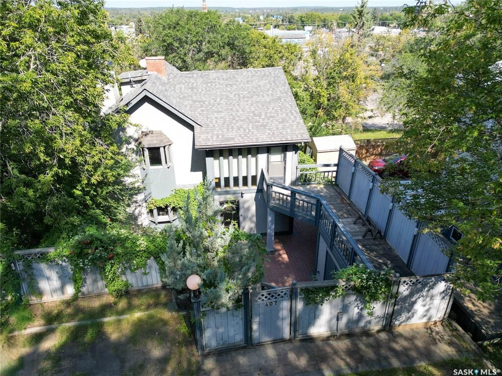 Property Photo:  407 18th Street W  SK S6V 4A4 