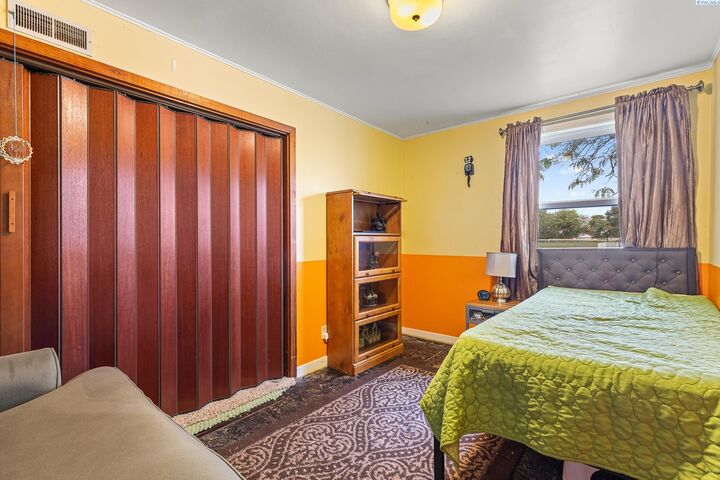 Property Photo: 1305 Acacia Ave WA 99354
