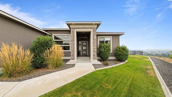 Property Photo:  2284 S Alaska St  WA 99338 