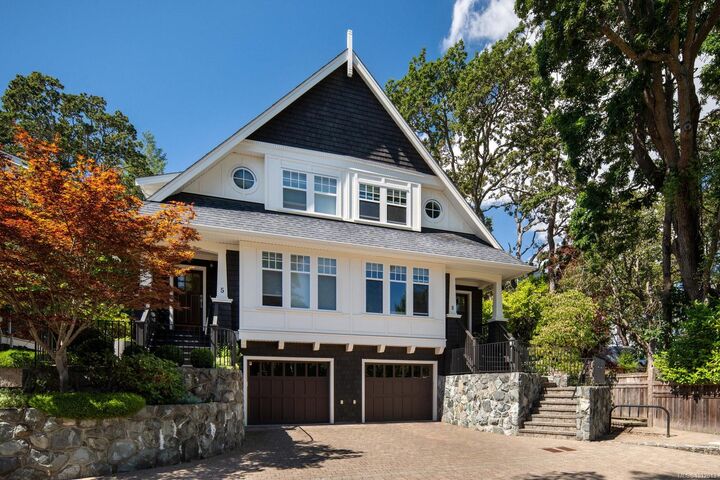 Property Photo: 1770 Rockland Ave 6 BC V8S 1X2