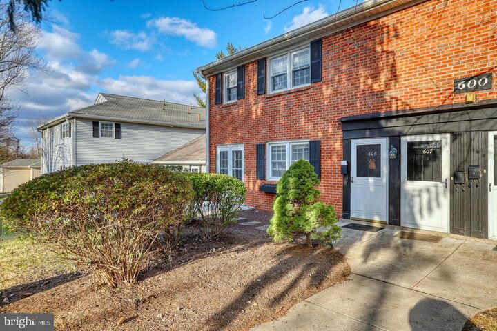 Property Photo: 606 Yardley Commons PA 19067