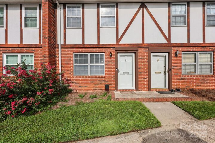 Property Photo:  1300 Larchmont Place 208  NC 28147