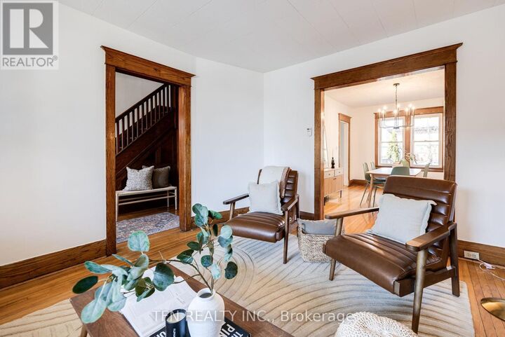 Photo de la propriété:  70 Chester Hill Road Upper  ON M4K 1X3 