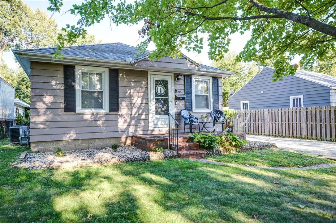 Property Photo: 1066 N Oakcrest Avenue IL 62522