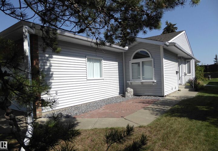 Property Photo: 330 Rehwinkel Close NW AB T6R 1Y9