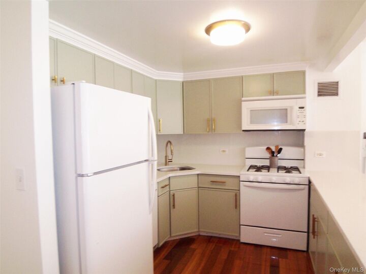 Property Photo: 777 N Macquesten Parkway 604 NY 10552