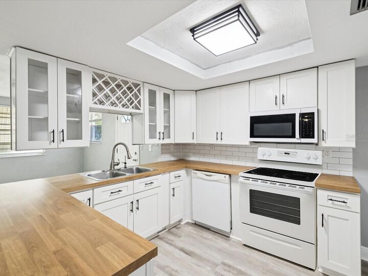 Property Photo: 8234 Medford Drive FL 34668
