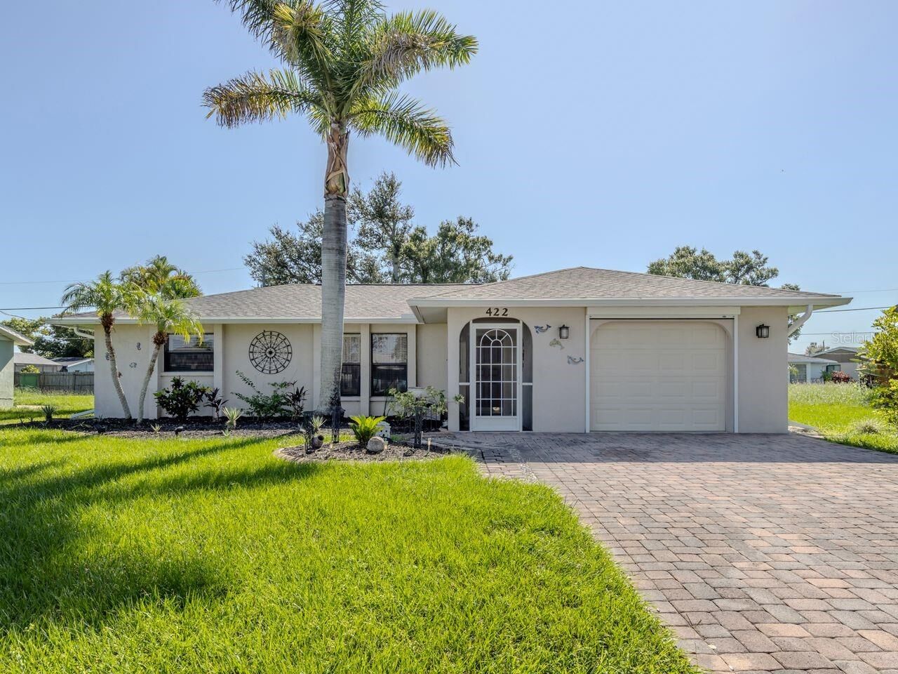 Property Photo: 422 Pineview Drive FL 34293