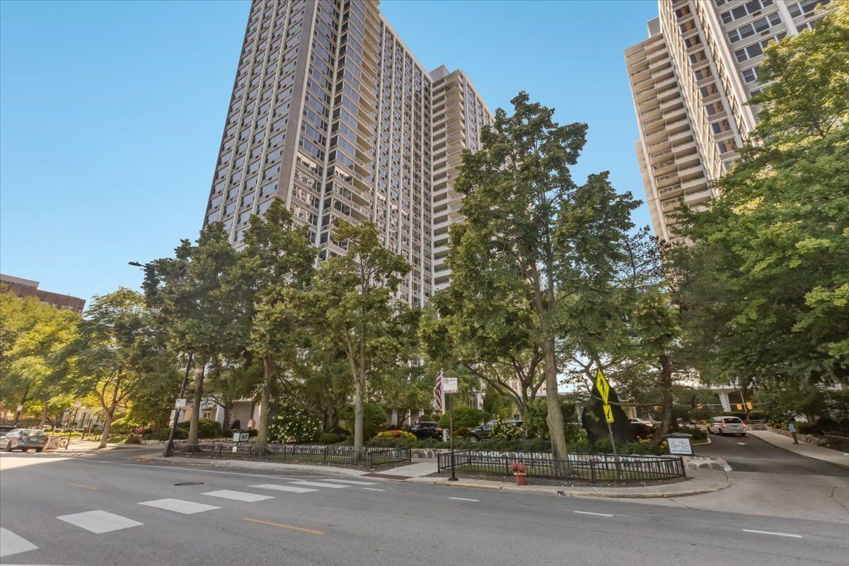 Property Photo: 4250 N Marine Drive 801 IL 60613